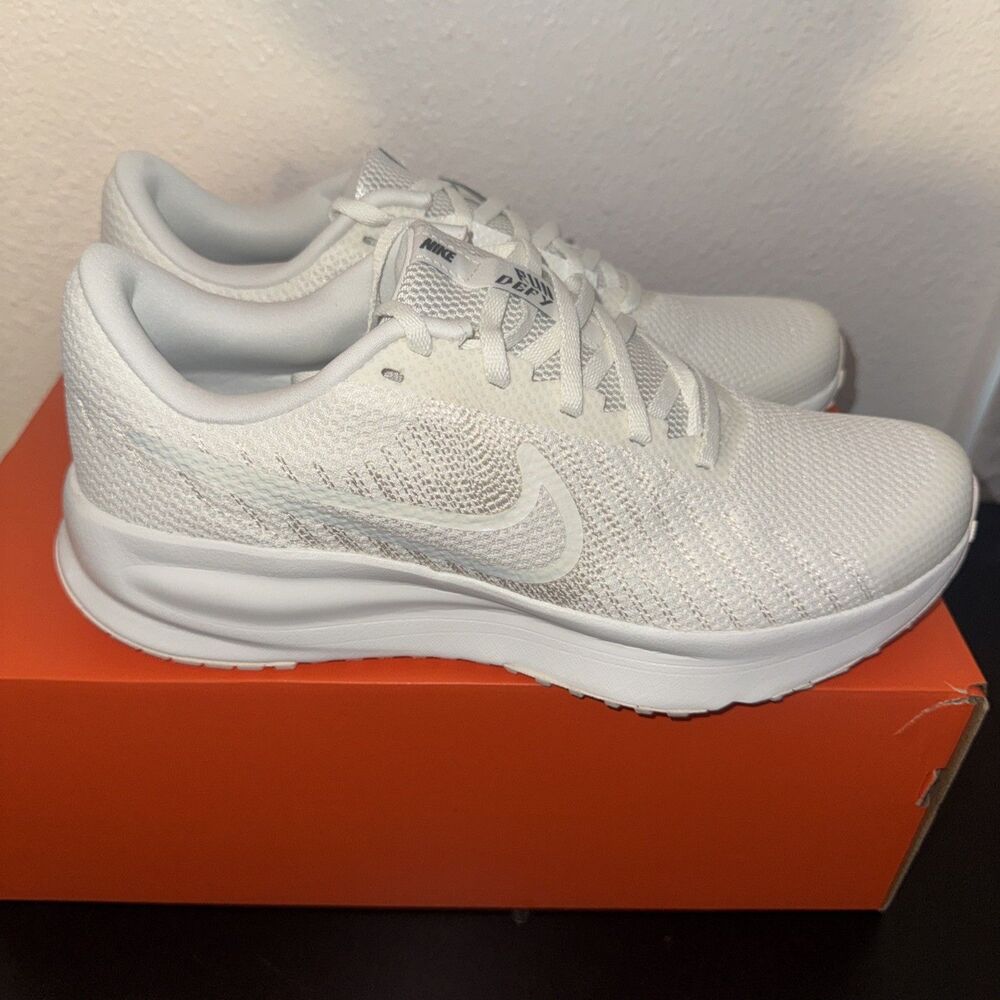 Brand New Nike Run Defy Low Top Lace Up Sneaker White Solid HM9593-107 Womens 10